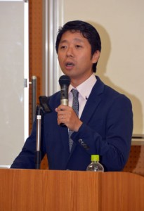 島尾文学をテーマに講演した名桜大学の小嶋上級准教授＝３０日、奄美図書館