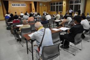 陸自や所管事務調査などさまざまな質問などが出た名瀬地区の報告会＝２０日夜、ＡｉＡｉひろば