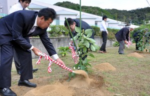 町の発展を願い、アボカドの苗木を植えた植樹式典＝１４日、瀬戸内町立図書館・郷土館