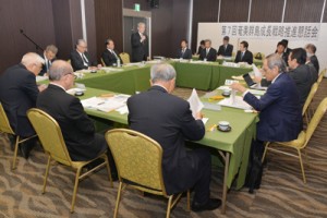 奄美群島成長戦略ビジョンの２０１５年度事業を評価・ 検証し、群島市町村長会への提言をまとめた懇話会＝ ２５日、奄美市名瀬