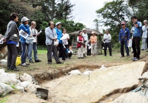 新たに見つかった「第３線刻画」の現地説明会＝５日、天城町