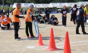 輪投げなど１３種目を施設の利用者や職員が楽しんだゆうあいスポーツ大会＝３日、喜界町