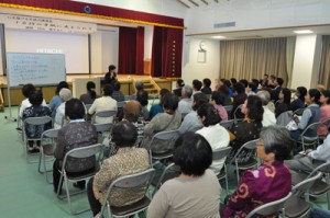 約１００人が聴講した手紙講演会＝１７日、和泊町