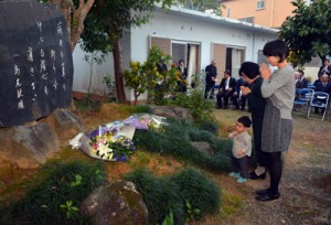 孫の真帆さんらが文学碑に献花し、島尾夫妻の遺徳をしのんだ島尾忌＝１２日、奄美市名瀬