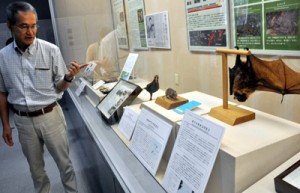 奄美と沖縄の生物について解説する琉大博物館の佐々木健志学芸員＝１５日、瀬戸内町