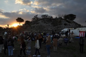 劇「世之主」の上演などがあった野外音楽祭の会場。正面の頂に世之主神社がある＝３日午後５時半ごろ、和泊町内城