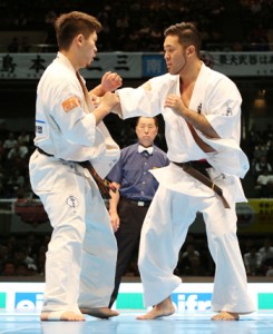 全日本空手道選手権大会無差別級で優勝した入来建武（右）＝提供写真