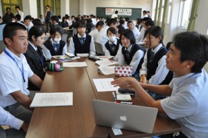 丸の内プラチナ大学の受講生らと交流した高校生ら＝４日、天城町の樟南第二高校