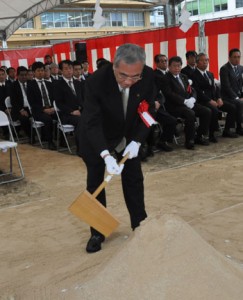 安全祈願祭でくわ入れの儀を行う朝山市長＝２８日、奄美市名瀬の建設現場