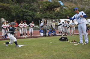 児童にバッティング指導する青柳昴樹外野手＝１２日、名瀬運動公園陸上競技場