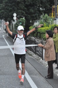 奄美５島を走破、笑顔でゴールする前川義一さん＝２９日、奄美市名瀬