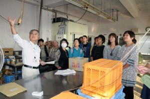 加工施設の衛生管理について説明する本橋さん（左）＝１７日、瀬戸内町
