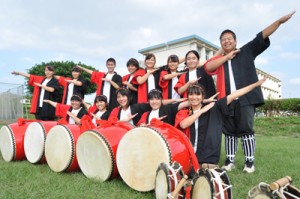 全国大会に出場する沖永良部高校のエイサー部（上）と空手部の平山美桜さん