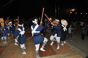 特設ステージで大蛇踊りを披露する子どもたち＝１２日、知名町上平川