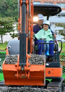 子どもたちがさまざまな職業体験をしたおしごとテーマパーク＝２０日、名瀬観光船バース 