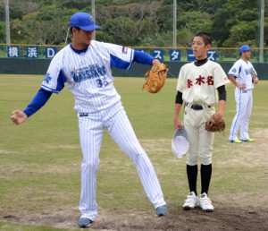 三上朋也投手から投球指導を受ける中学生＝１２日、名瀬運動公園市民球場