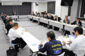 運航要領を承認した第２回奄美ドクターヘリ運航調整委員会＝１４日、奄美市の県立大島病院救命救急センター