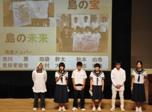 ワークショップの成果発表を行った東天城中学校の生徒ら＝２３日、徳之島町