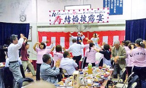 地域住民ら約１４０人が出席して盛り上がった結婚披露宴＝１９日、瀬戸内町薩川