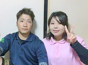 休校中の母校で結婚披露宴を開いた（右から）永田愛海さんと夫・麗雄名さん