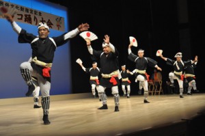 扇子を手に踊る国頭ヤッコ（左）、フィナーレを飾った正名ヤッコ＝２７日、知名町
