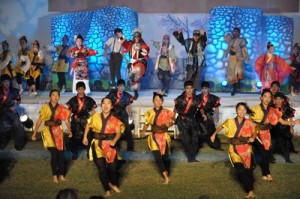 現代版組踊「北山の風　今帰仁城風雲録」のフィナーレ演舞で共演する今帰仁と和泊の児童・生徒＝５日午後９時ごろ、和泊町笠石海浜公園野外ステージ　