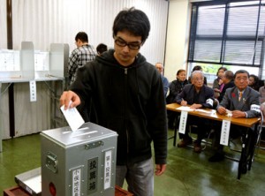 奄美情報処理専門学校の学生が模擬投票を体験した「学生のための選挙講座」＝１９日、奄美市名瀬