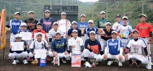 大会２連覇した上方のメンバー＝４日、名瀬運動公園市民球場