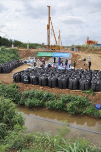 地下ダムの止水壁築造地区（手前が余多川）＝７日、知名町余多