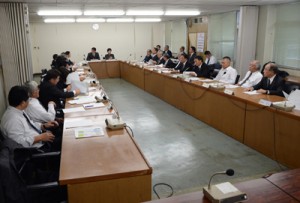 政務活動費の公開を決めた市議会全協＝５日、奄美市