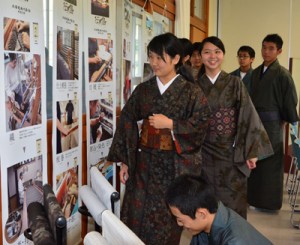 大島紬の製造工程や着付けを学んだ生徒たち＝６日、古仁屋高校