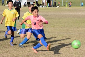 【Ａ級決勝】２点目のシュートを放つＦＣ龍郷Ａの植田小太楼＝１８日、古見方多目的広場