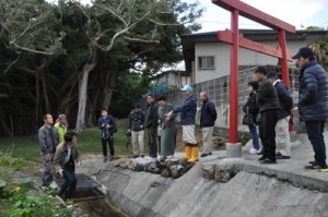 世界自然遺産トレイルのコース候補地を歩いて魅力を体感した参加者ら＝１７日、徳之島町金見