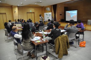 外国人と協働の大切さを学んだ多文化共生地域づくり講座＝１７日、奄美市名瀬