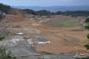 陸上自衛隊南西警備部隊の施設建設に向け造成工事が進む計画地＝２８日、奄美市名瀬大熊地区