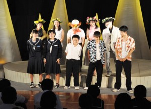 生徒らもエキストラとして出演した劇団「道化」の舞台公演＝７日、東天城中学校