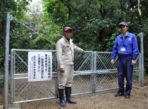 門扉を施錠して車両の通行規制を開始した剥岳林道＝１日、徳之島