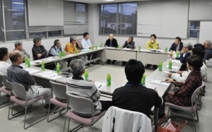 希少な動植物の盗掘、盗採防止対策について意見交換した徳之島地区自然保護協議会の臨時会＝８日、天城町