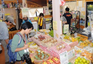 うけん市場を見学するモニターツアー参加者ら＝４日、宇検村