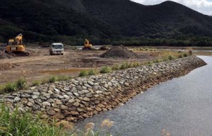 氾濫による水害防止へ護岸整備などが進む住用川の工事現場＝奄美市住用町