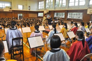 児童の指揮者体験などもあった大島高校吹奏楽部演奏会＝２０日、和泊町立和泊小学校