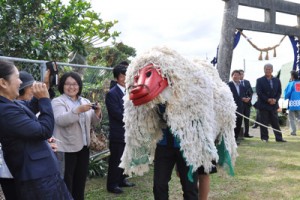 世之主神社大祭典で境内を練り歩く獅子舞＝８日、知名町下城　