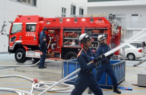 新ポンプ車の放水性能を披露する消防署員ら＝３０日、住用消防分駐所