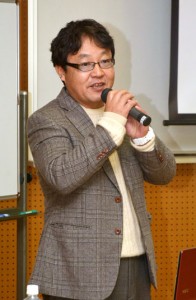奄美の妖怪ケンムンにスポットを当てて講話した町健次郎さん＝１４日、県立奄美図書館