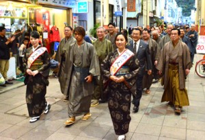 きもの姿でアーケード街をそぞろ歩き大島紬をＰＲする参加者＝５日、奄美市