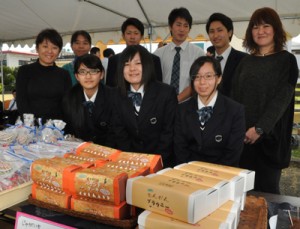 特産品のジャガイモ、タンカンを使った菓子を開発した徳之島高校の生徒ら