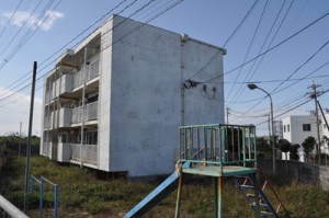 与論町が移住定住促進住宅として活用する九州電力の旧与論アパート＝１７日、与論町立長