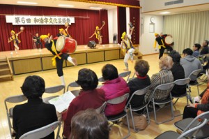 和泊字文化芸能祭で伝統エイサーを披露する与論島ゆんぬエイサー＝２２日、和泊町防災拠点施設やすらぎ館