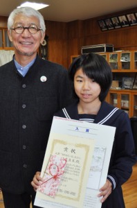 入賞した仲座さん（右）と審査委員長の石田さん＝１１日、知名町立知名中学校