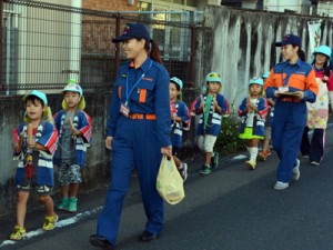 町内保育所の児童らと火の用心を呼び掛ける女性団員ら＝昨年１１月、瀬戸内町古仁屋